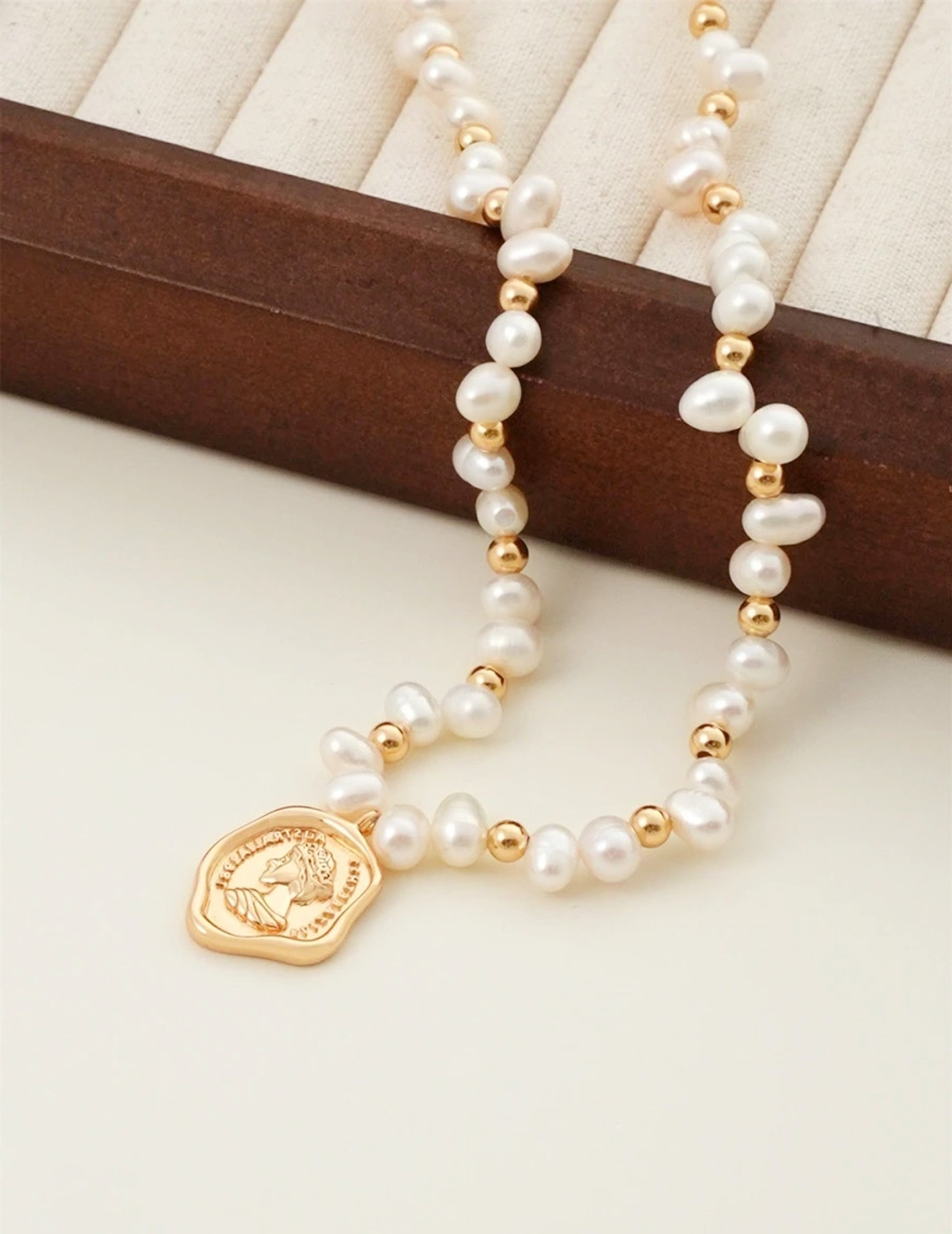 Queen's Emblem Vintage Necklace - CélineDor