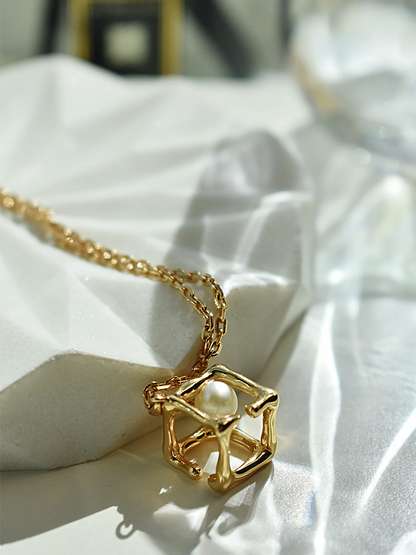 Geometric Luster Pearl Necklace